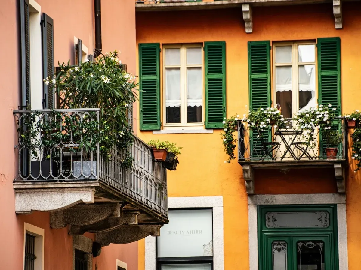 Edificio italiano con persiane verdi in zona periferica