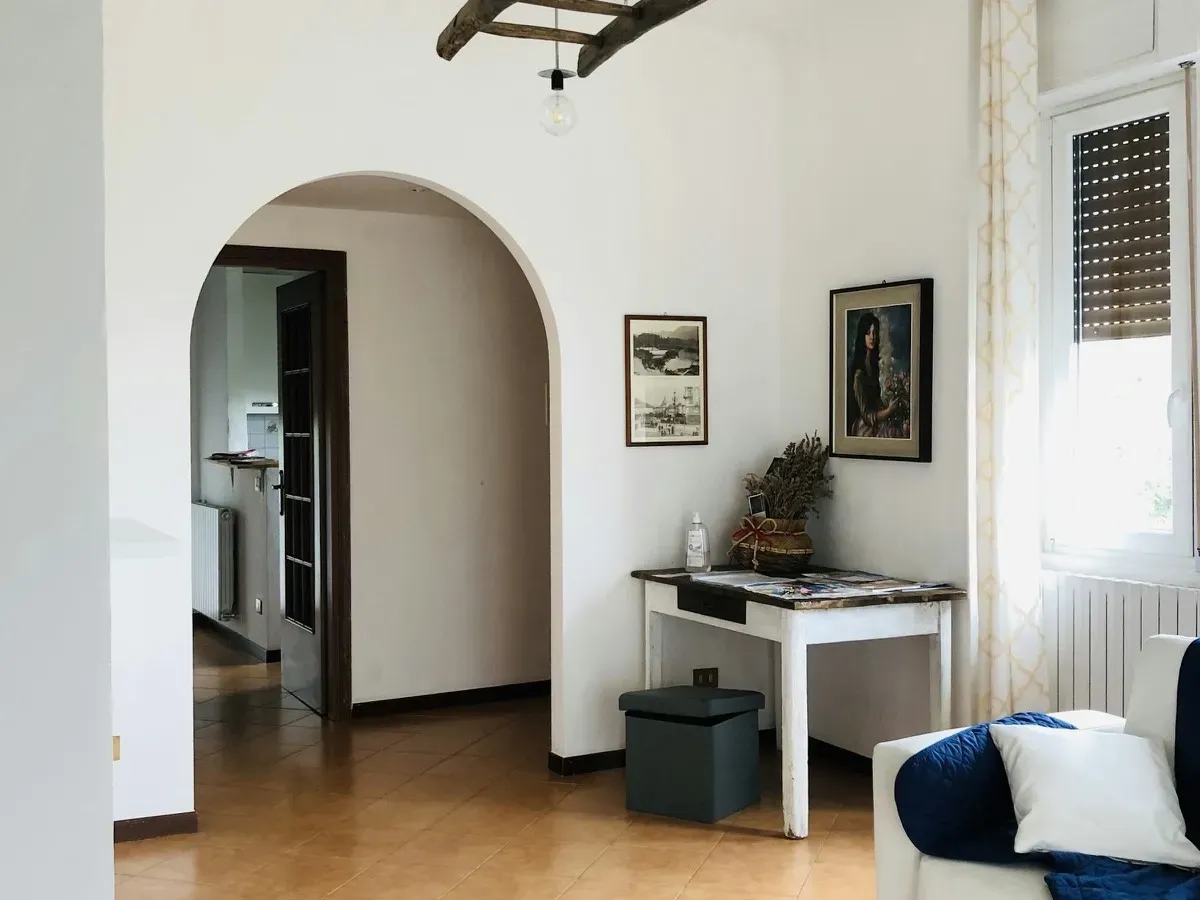 Salotto italiano con divano e tavolo — contesto virtual staging