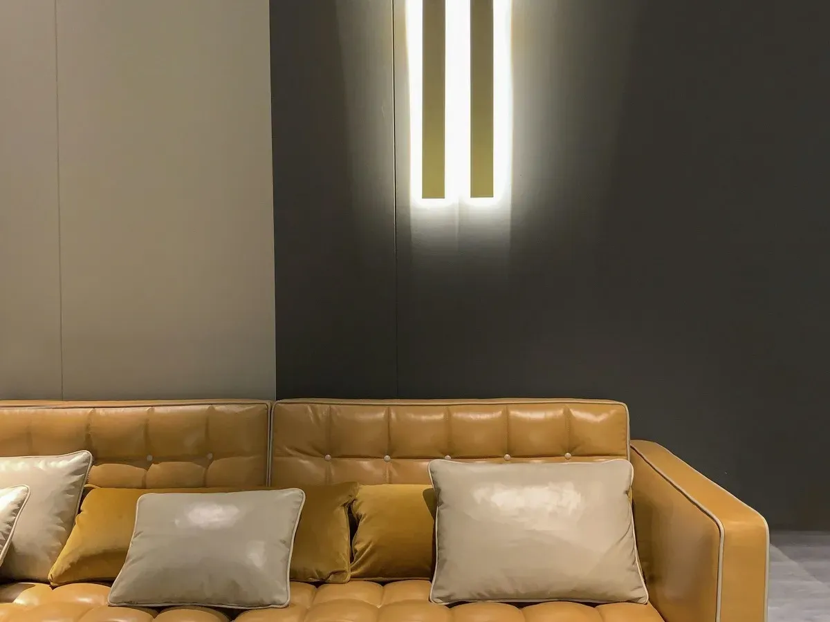Salotto arredato con divano in pelle arancione — staging fisico completo