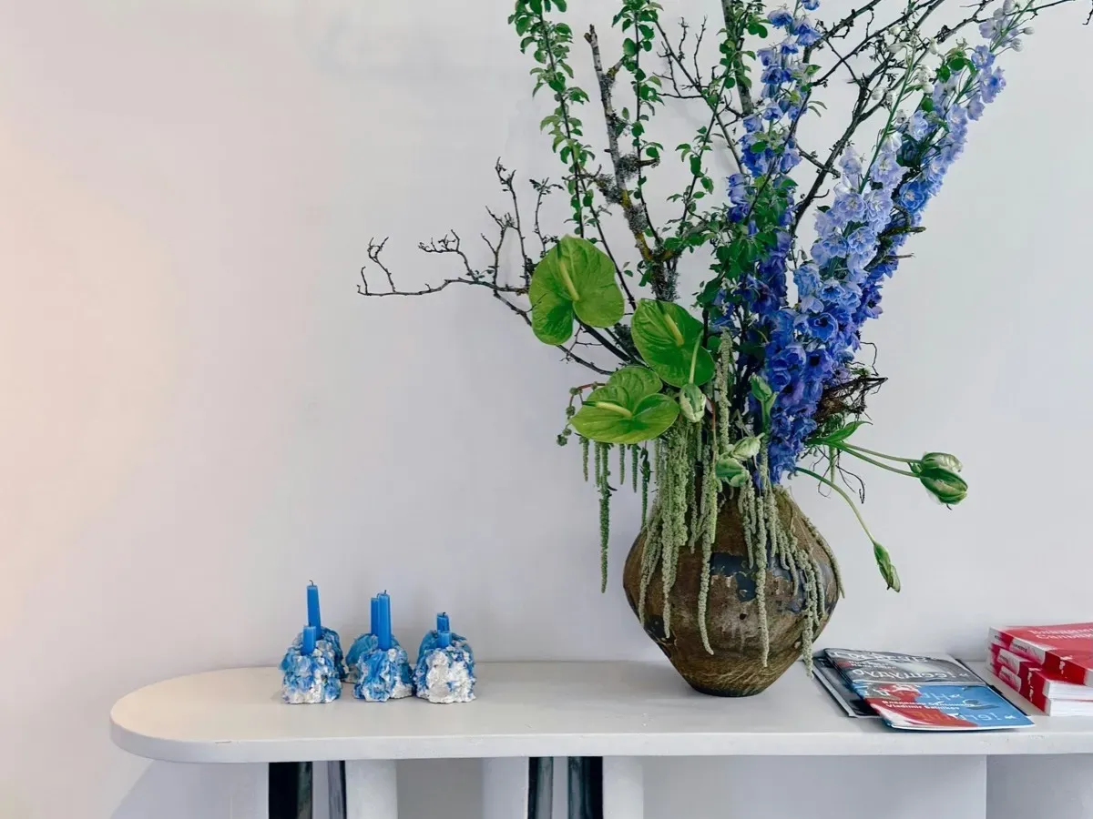 Elegant console with vase and flowers — light staging example